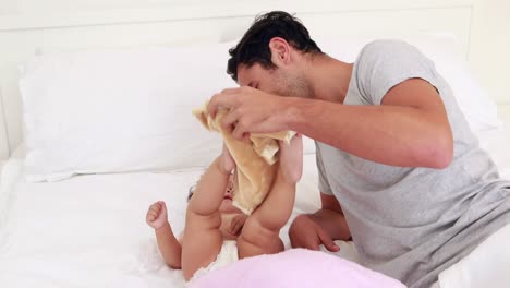 padre guapo jugando con su bebé