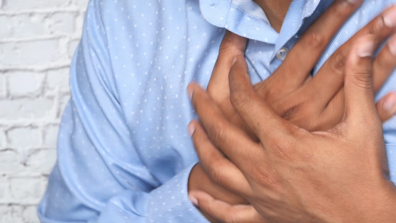 hombre con dolor en el pecho