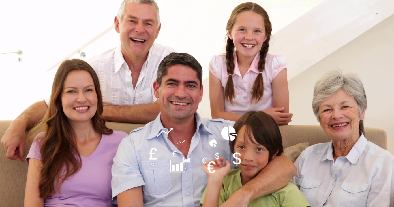 Familj sitter i soffa i ljust rum, finansikoner dyker upp som visar budget, skrattar, kramas