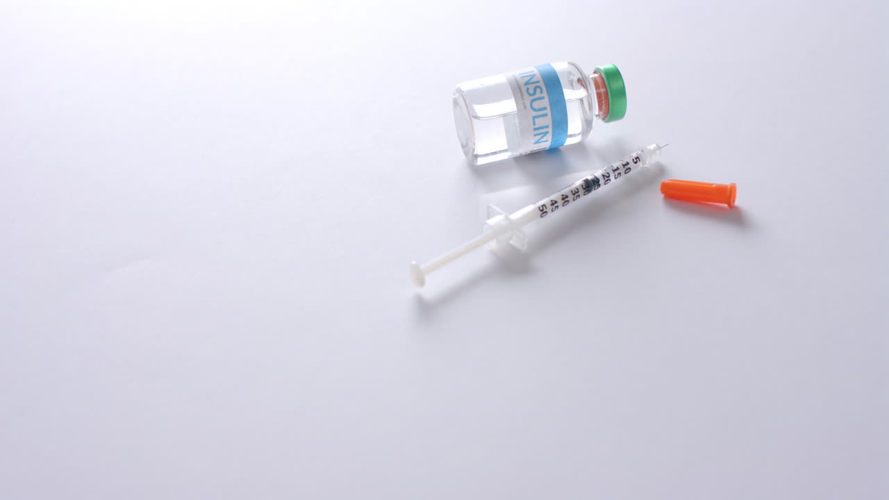 백색 배경에 인린 병과 주사기를 가까이 찍고 복사 공간, 느린 동작