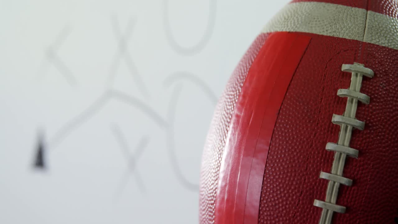 Pallone da rugby su foglio con strategia 4k