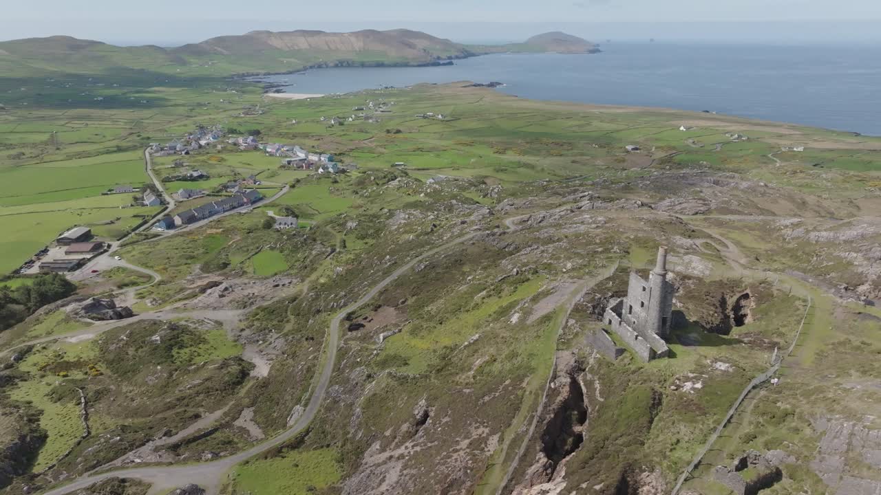 웨스트 코크 아일랜드 앨리히스 구리 광산 앨리히스 마을은 따뜻한 봄 아침에 거친 산으로 둘러싸여 있습니다