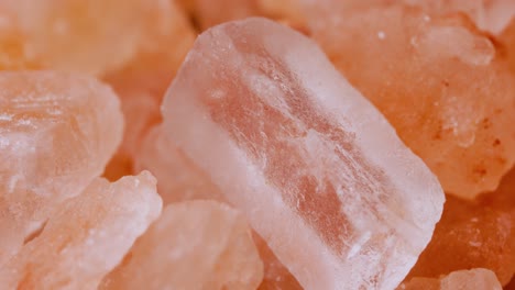 la sal rosa del himalaya es super macro de cerca. debido principalmente a los costos de comercialización, la sal rosa del himalaya es hasta veinte veces más cara que la sal de mesa o marina.