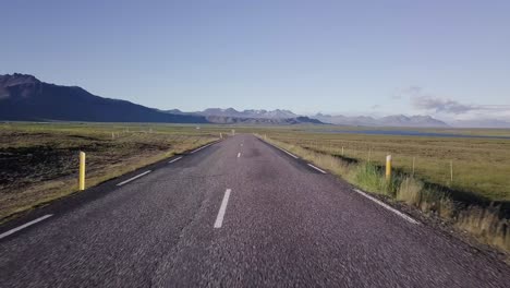 imágenes aéreas de una carretera durante el verano soleado en la península de snaefellsness, islandia