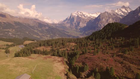 Imágenes-Aéreas-De-Drones-Dolly-De-Derecha-A-Izquierda-Subiendo-Con-Pintorescas-Vistas-Del-Monte-Wetterhorn-Y-Schreckhorn-En-Grindelwald