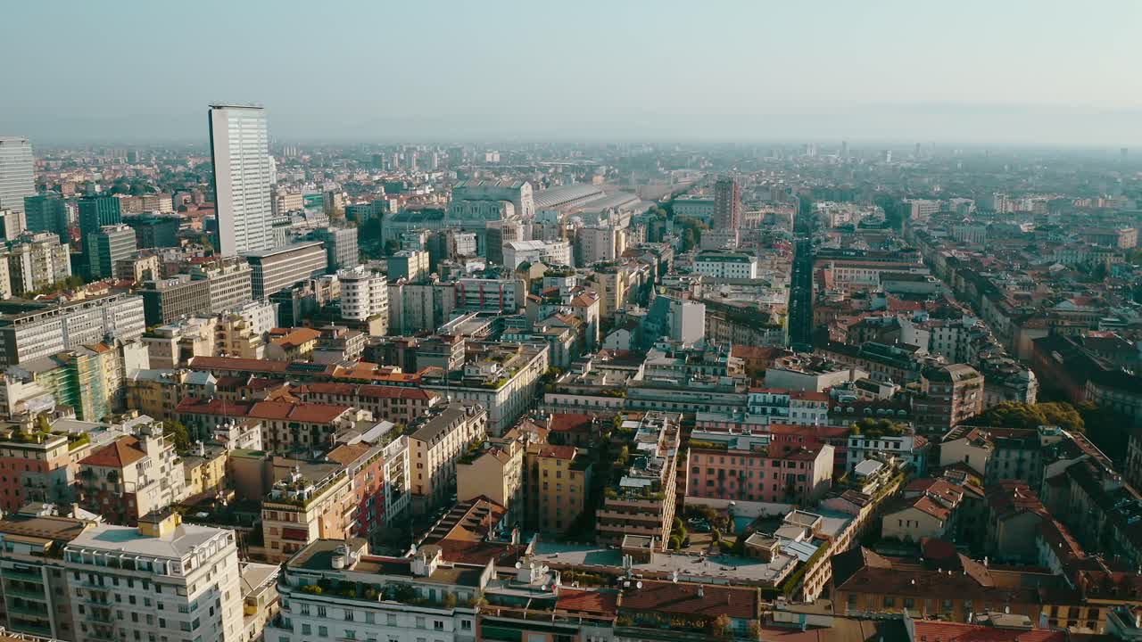 Centro de Milán, Italia, con vista a la estación de tren