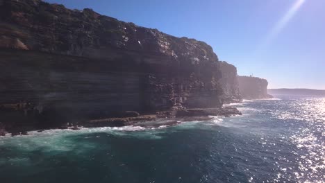 Drohnenaufnahmen-Von-Hoch-Aufragenden-Meeresklippen-In-Sydney,-Australien