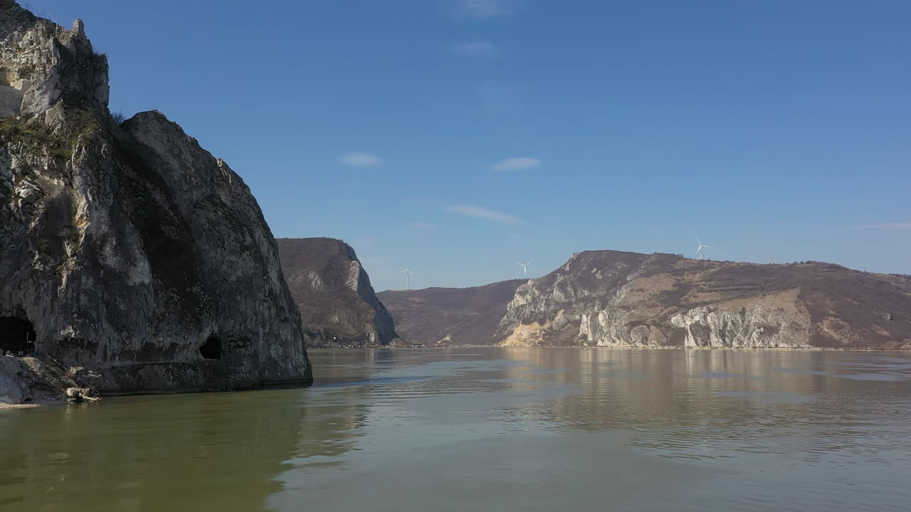 중세 시대의 아름다운 옛 요새 옆을 날다