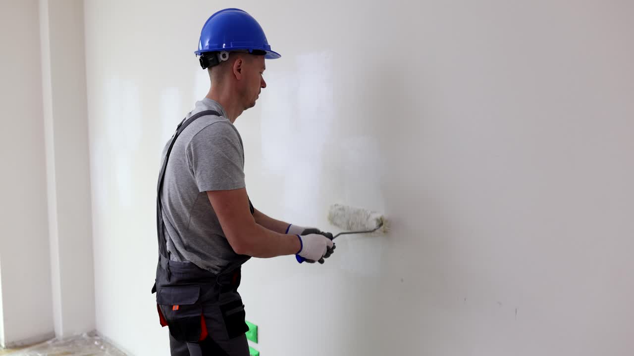 pintor pintando una pared