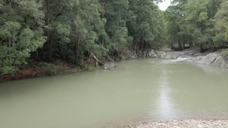 Agua-Que-Fluye-En-Una-Corriente-Suave-En-Las-Piscinas-De-Roca-De-Currumbin,-Lugar-Natural-Para-Nadar-En-El-Valle-De-Currumbin,-Qld,-Australia