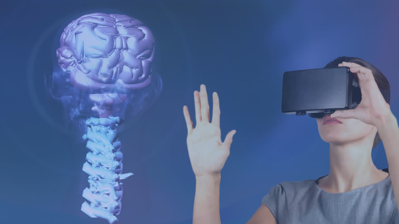 usando auriculares de realidad virtual, mujer interactuando con animación 3d del cerebro y la columna vertebral humanos
