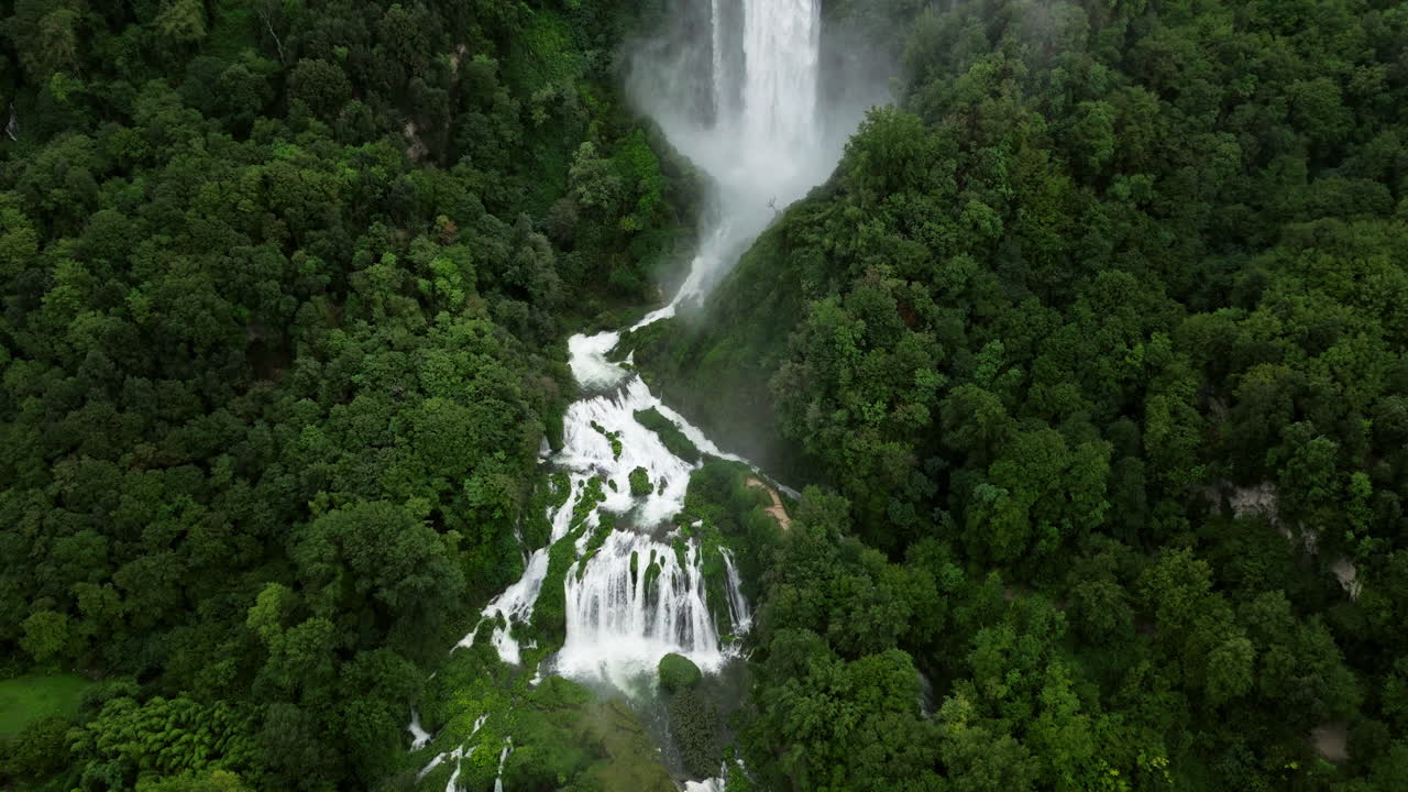 Vista aerea delle Cascate delle Marmore con acqua che scorre attraverso una fitta foresta in Umbria, Italia
