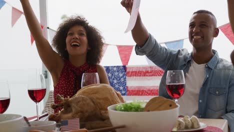 Familia-Multigeneracional-Teniendo-Comida-De-Celebración