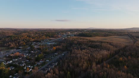 Vista-Aérea-De-Los-Suburbios-Con-La-Naturaleza-Otoñal-Al-Fondo-En-Quebec,-Canadá