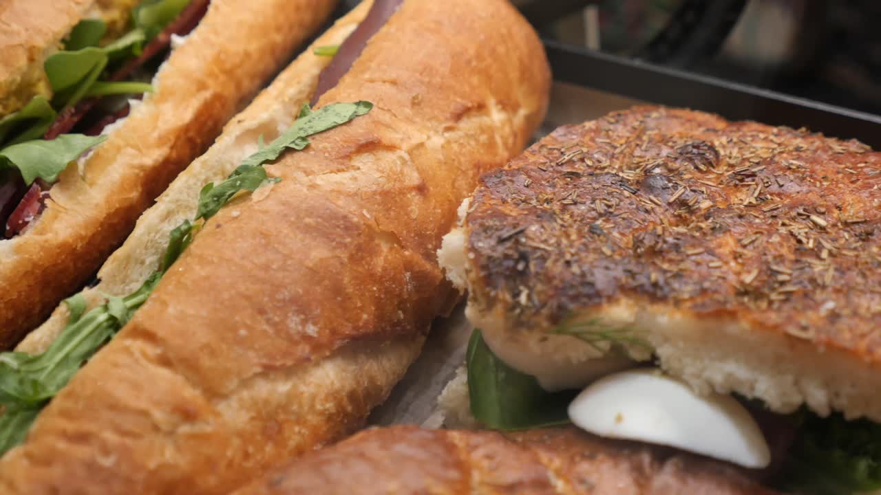 Primo piano di baguette farcite con rucola