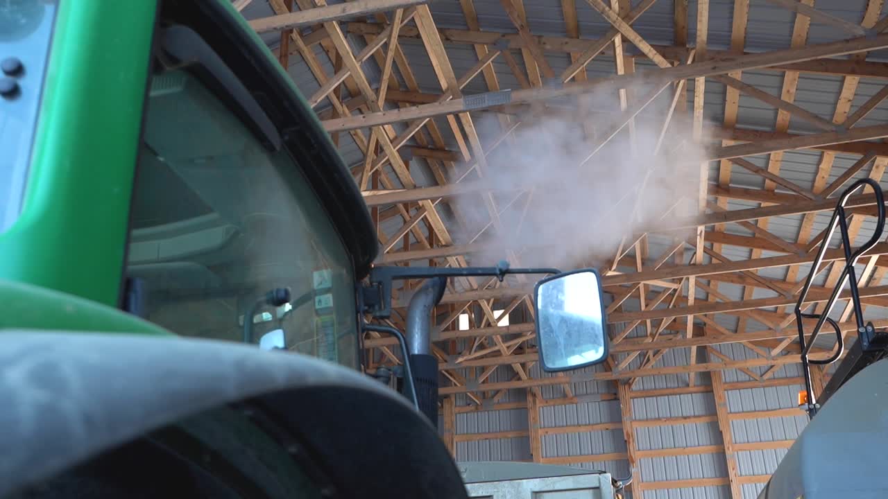 흡연을 배출하는 트랙터의 수직 파이프의 낮은 각 느린 동작 뷰