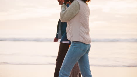 familia, caminando por la playa y tomados de la mano