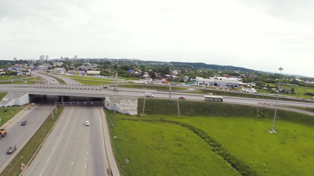 고속도로 교차로와 도시 풍경의 공중 사진