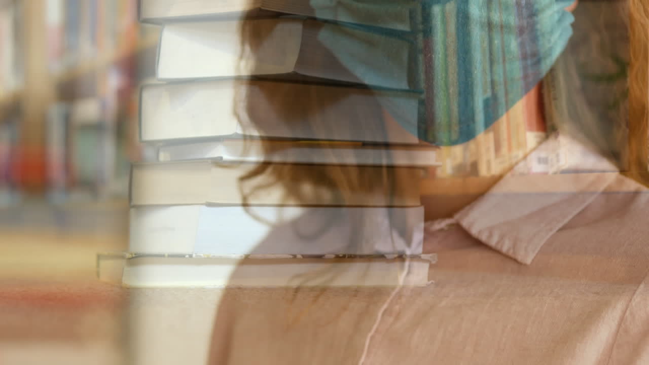 mujer con máscara facial contra una pila de libros