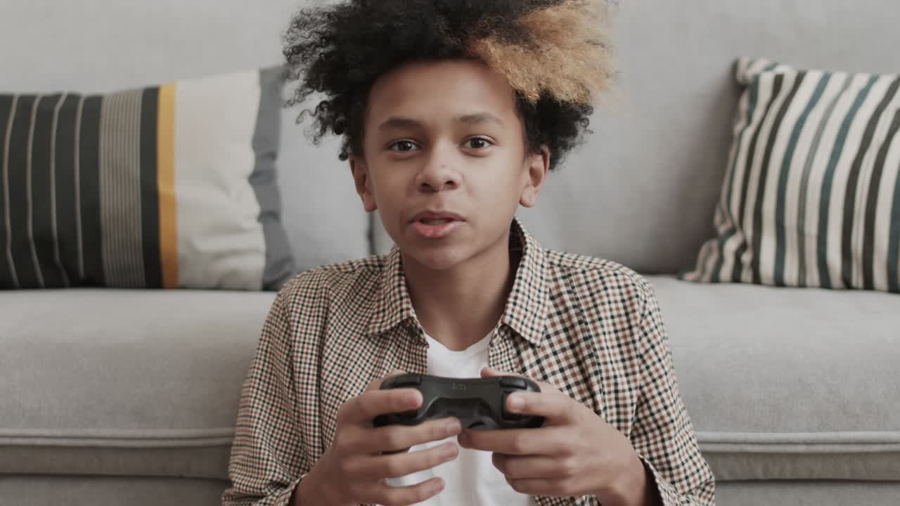 niño africano con controlador de consola