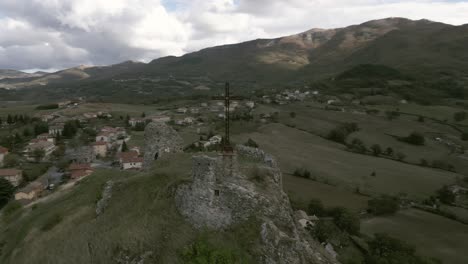 Imágenes-De-Un-Dron-Sobre-Pennabilli,-El-Hermoso-Y-Pequeño-Tíbet-Italiano-Donde-Puedes-Encontrar-Las-Campanas-De-Lhasa-En-La-Cima-De-La-Ciudad.