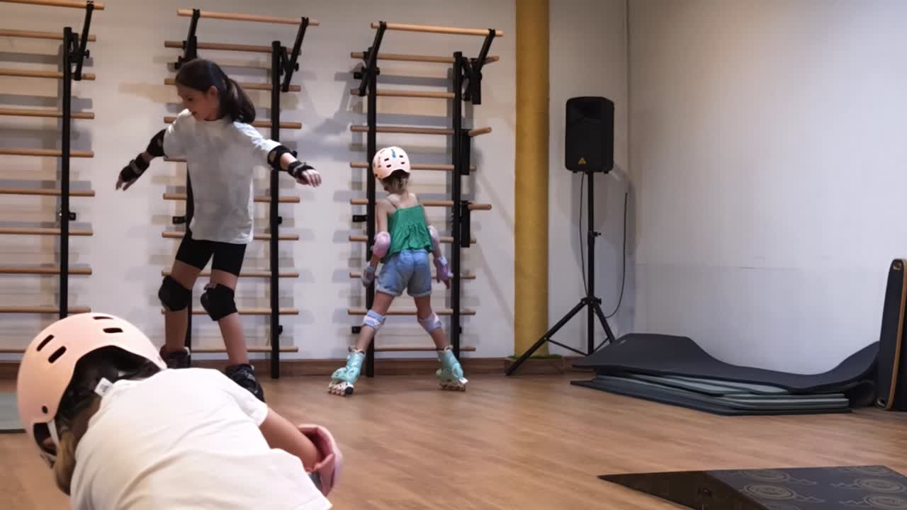 체육관 에서 롤러 스케이팅 을 연습 하는 어린이 들