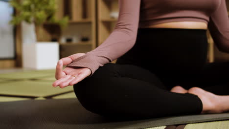 mujer haciendo yoga en el interior