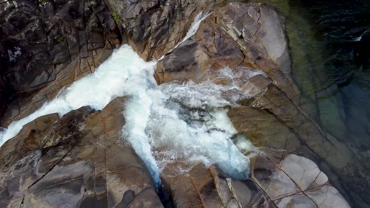 agua rápida que fluye desde el agujero para nadar en el desfiladero de behana