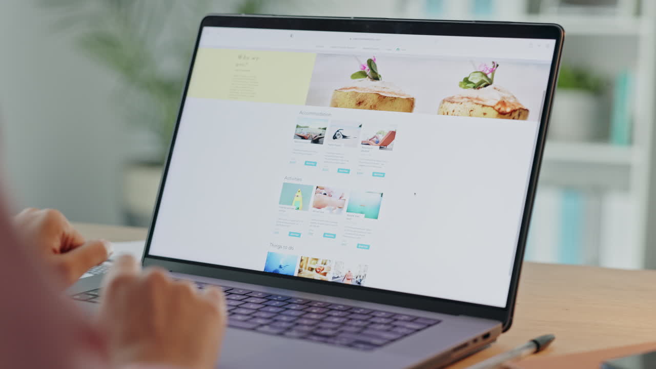 diseño web y pantalla de computadora portátil en la oficina