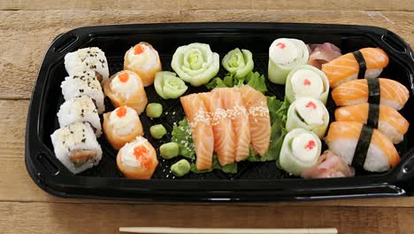 rollos de sushi con salmón en una bandeja de plástico
