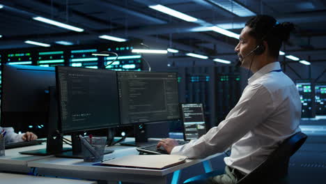 server hub it professionale che parla al microfono con gli amministratori di sistema