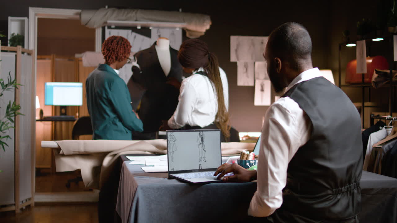 양복점에 있는 사람들