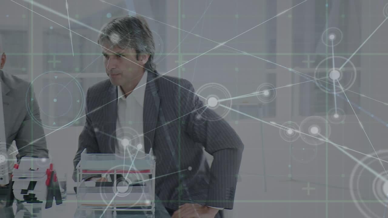 사무실에서 논의하는 두 명의 분노 한 사업가에 대한 연결 네트워크의 애니메이션