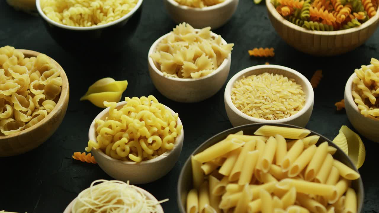 diferentes tipos de macarrones puestos en tazones