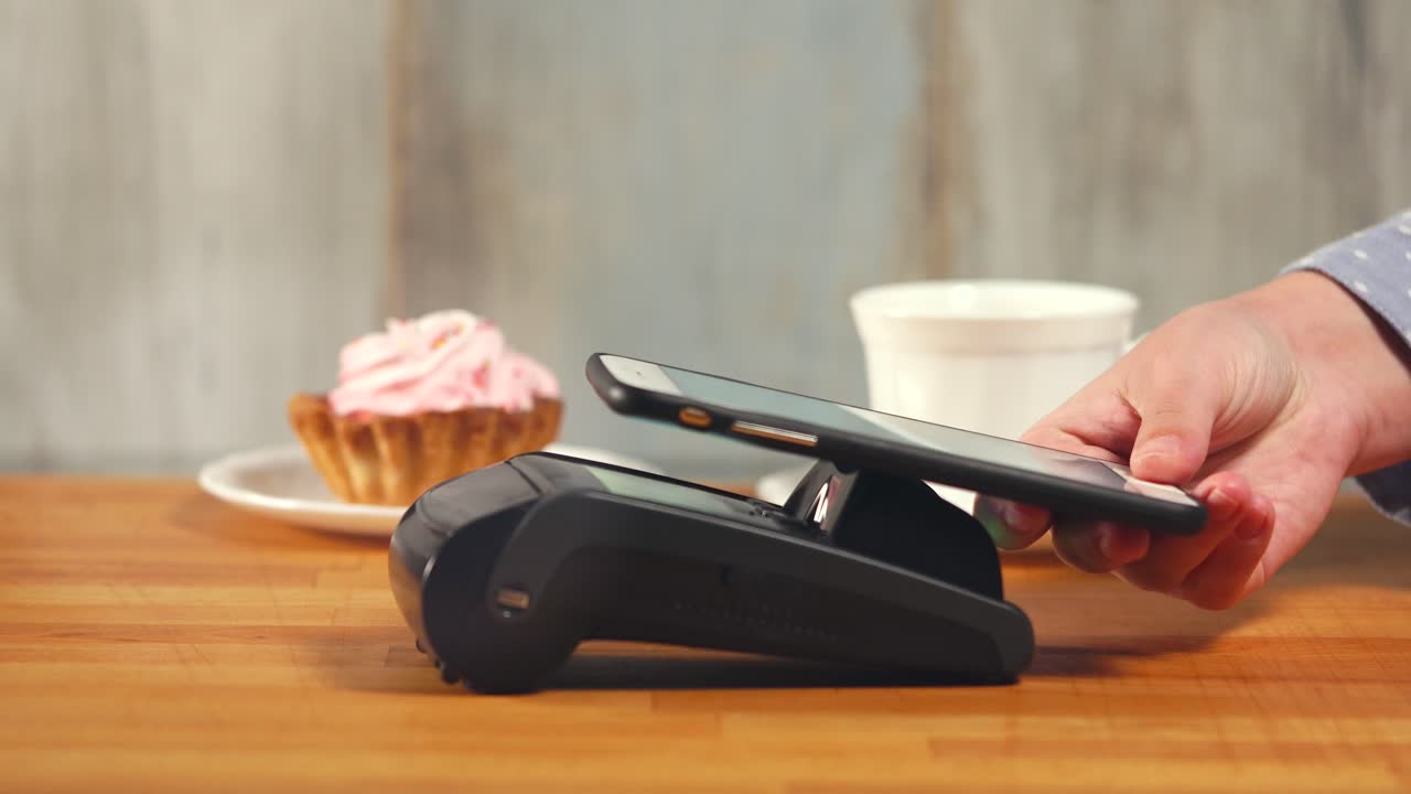 pago móvil en un café