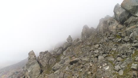 el pico de la montaña de la niebla