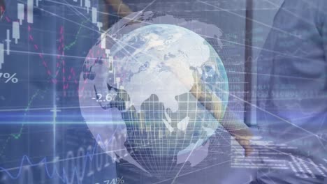 animación del globo y procesamiento de datos financieros sobre el apretón de manos de un hombre de negocios