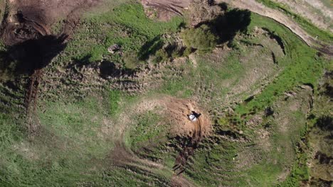 buggy de dunas 4x4 en una colina empinada sube tiro de drones 4k