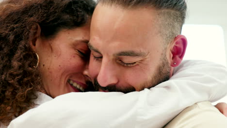 amor, pareja joven y abrazo juntos para romántico