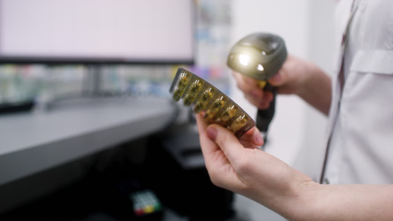 mujer trabajando en la farmacia
