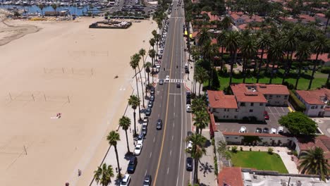 Hermosa-Vista-Aérea-Sobre-El-Centro-De-Santa-Barbara,-California