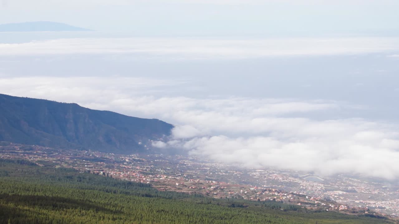 vista aérea del puerto de la cruz con nubes acercándose, tenerife