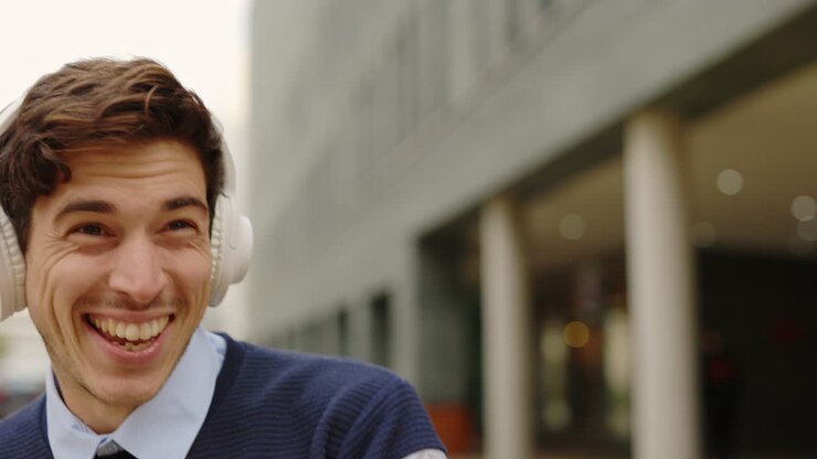 Uomo che gode della musica con le cuffie