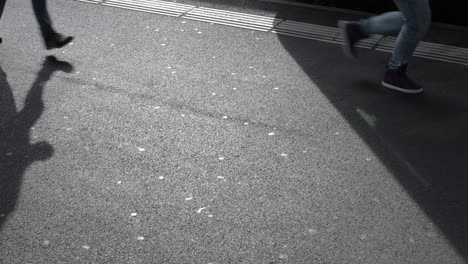 sombras de personas corriendo para tomar un tren