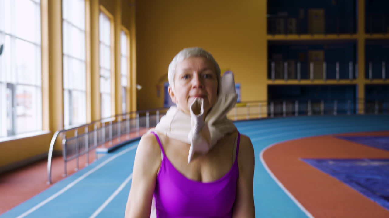 mujer mayor calentando en el interior