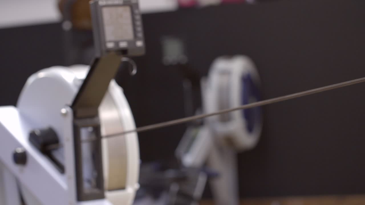 체육관에서 노를 젓는 여자