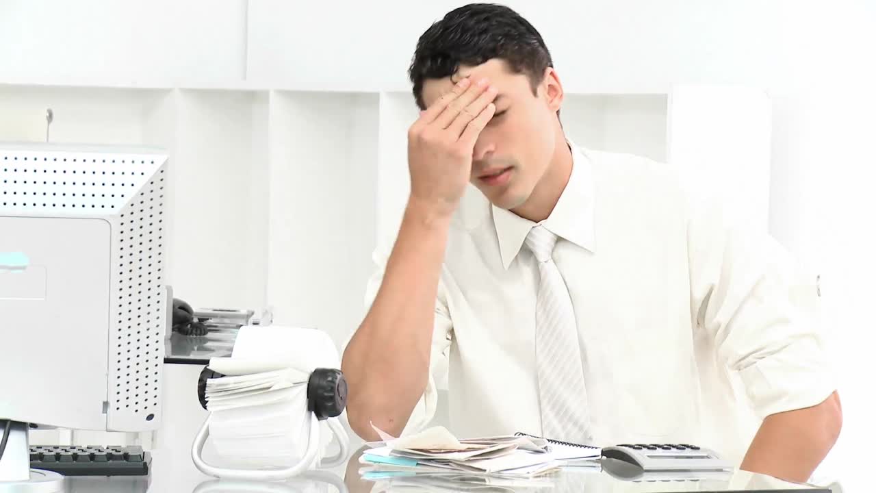 청년 사업가는 지불해야 할 많은 청구서로 스트레스를 받습니다.