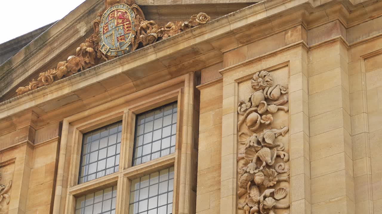 Primo piano di una lavorazione in pietra ornata su un edificio storico di Oxford.