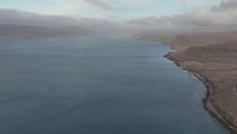 Patreksfjordur-Con-Redes-De-Pesca-Comerciales-En-Un-Día-Brumoso-En-Los-Fiordos-Occidentales,-Islandia