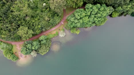 Carril-Bici-A-Lo-Largo-Del-Lago-Claro,-Vista-Superior-De-Drones